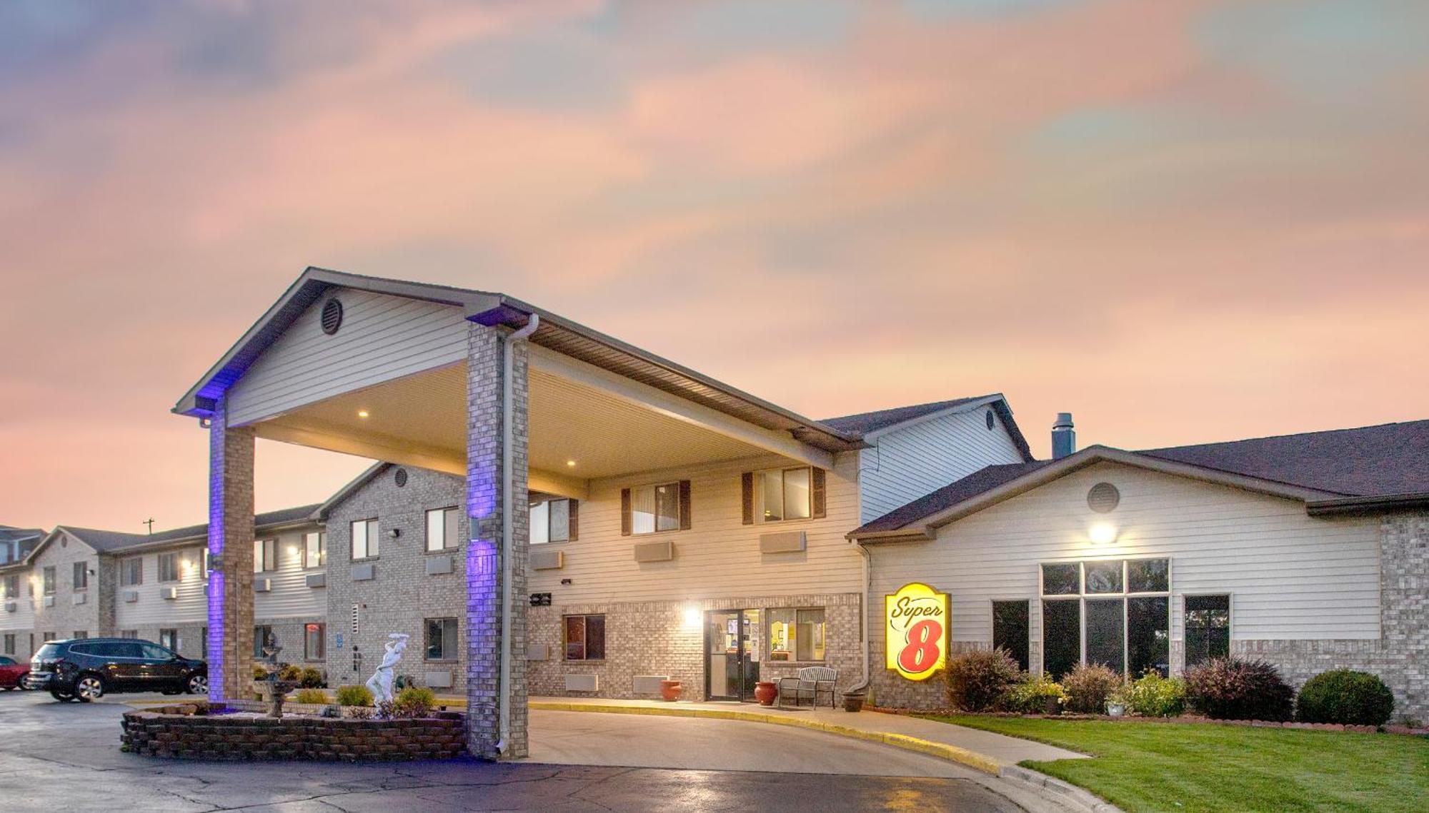 Super 8 By Wyndham Big Rapids Motel Eksteriør bilde